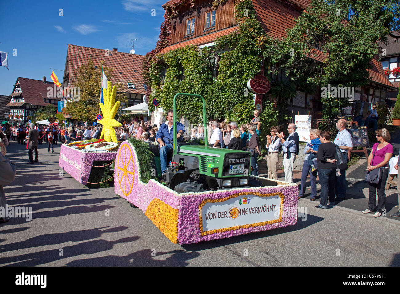 Fête folklorique avec groupes de costumes, festival de récolte, festival du vin, Sasbachwalden, Forêt Noire, Bade-Wurtemberg, Allemagne Banque D'Images