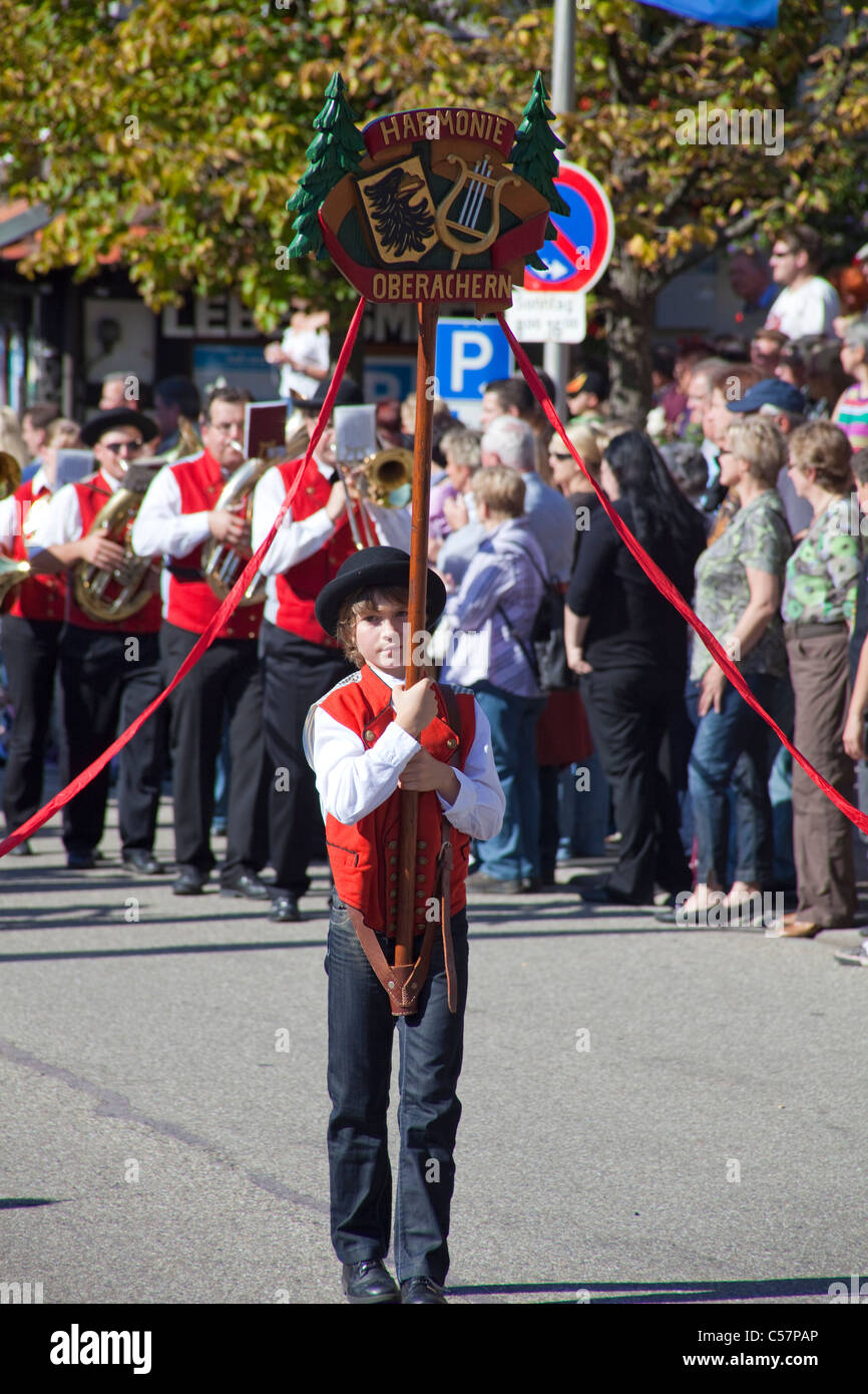 Fête folklorique avec groupes de costumes, festival de récolte, festival du vin, Sasbachwalden, Forêt Noire, Bade-Wurtemberg, Allemagne Banque D'Images