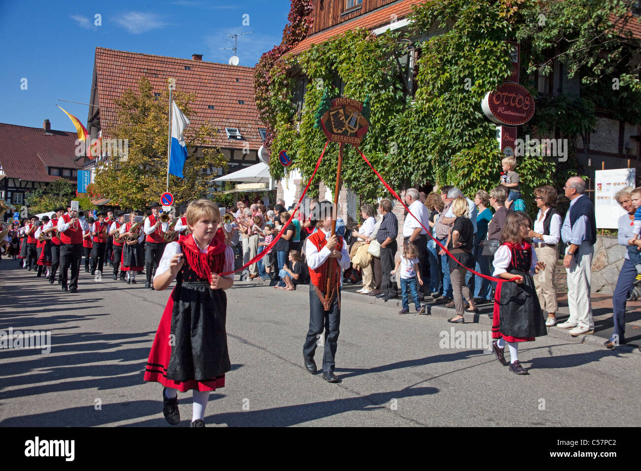 Fête folklorique avec groupes de costumes, festival de récolte, festival du vin, Sasbachwalden, Forêt Noire, Bade-Wurtemberg, Allemagne Banque D'Images