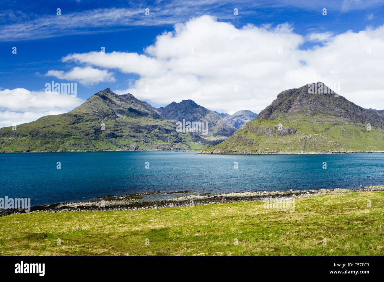 Cuillin sur le Loch Scavaig, Isle of Skye, Scotland, UK. Rpg-bheinn à gauche, le Sgurr na ires sur la droite. Banque D'Images