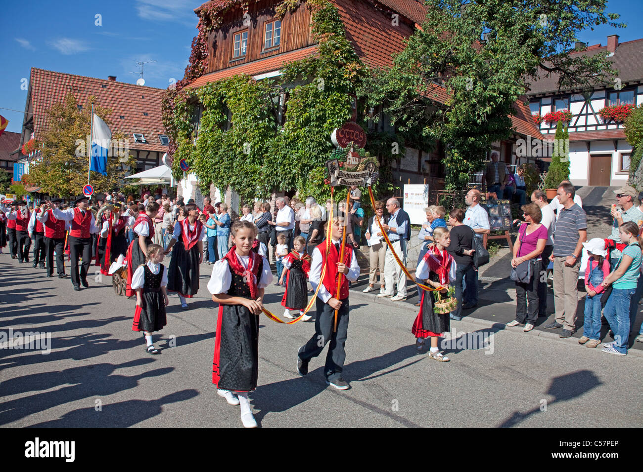 Fête folklorique avec groupes de costumes, festival de récolte, festival du vin, Sasbachwalden, Forêt Noire, Bade-Wurtemberg, Allemagne Banque D'Images