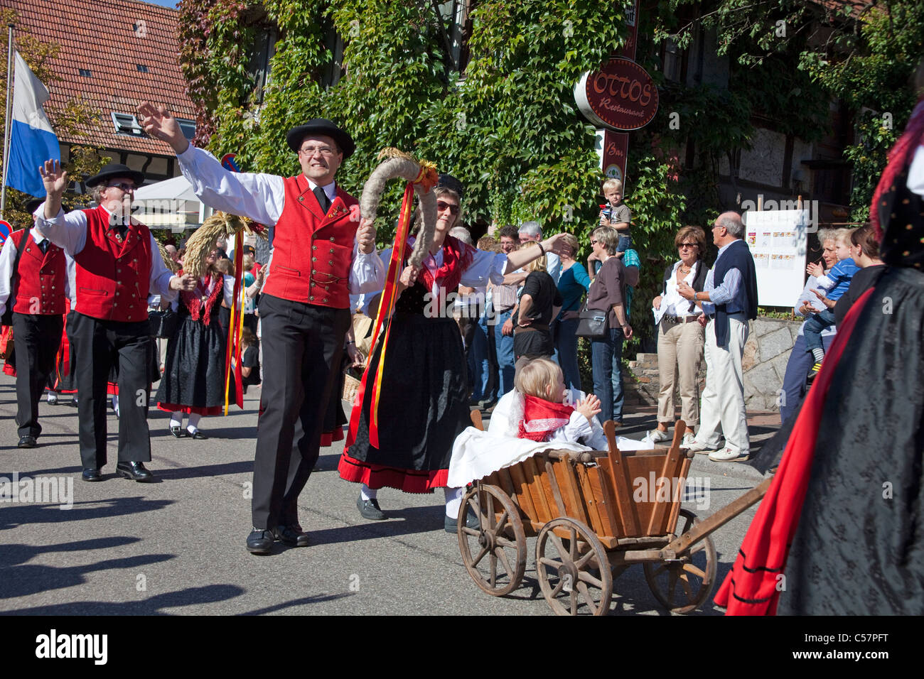 Fête folklorique avec groupes de costumes, festival de récolte, festival du vin, Sasbachwalden, Forêt Noire, Bade-Wurtemberg, Allemagne Banque D'Images