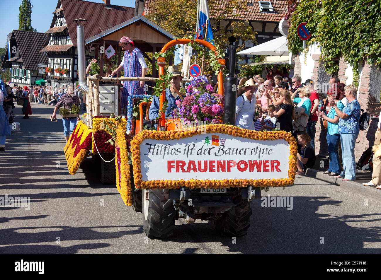 Fête folklorique avec groupes de costumes, festival de récolte, festival du vin, Sasbachwalden, Forêt Noire, Bade-Wurtemberg, Allemagne Banque D'Images