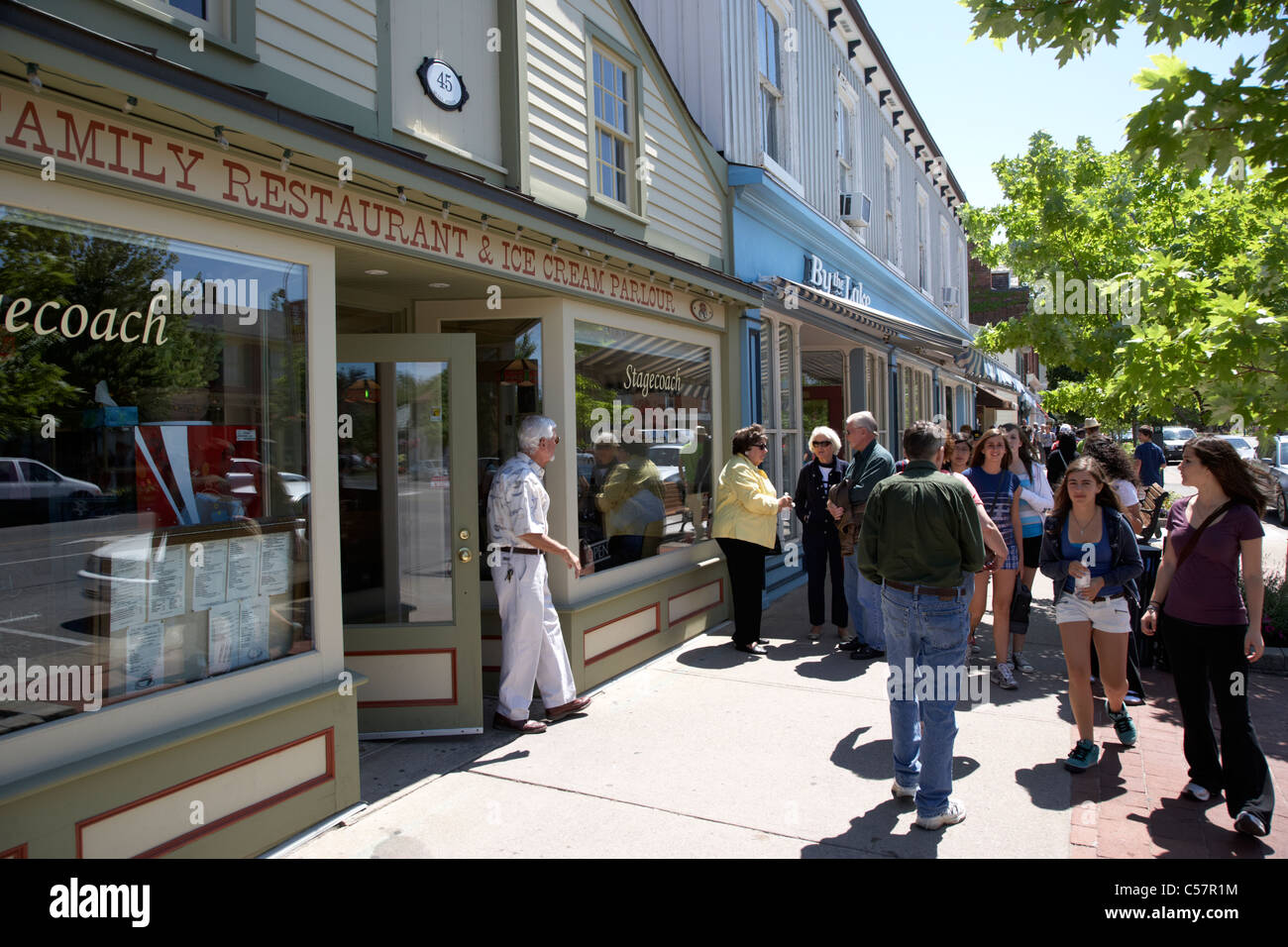Rangées de boutiques et restaurants dans le centre historique, rue Queen district de Niagara-on-the-lake ontario canada Banque D'Images