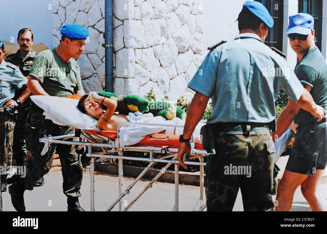 Enfants sauvés de la ville assiégée de Mostar par Sally Becker (connu comme l'Ange de Mostar) sont prises en civière Banque D'Images