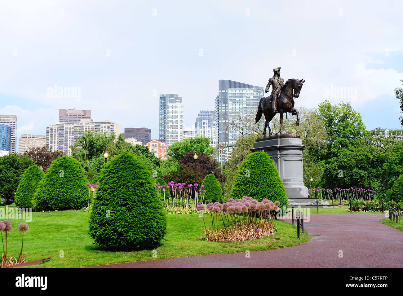 Statue de George Washington comme le célèbre monument à Boston Common Park with city skyline et gratte-ciel. Banque D'Images