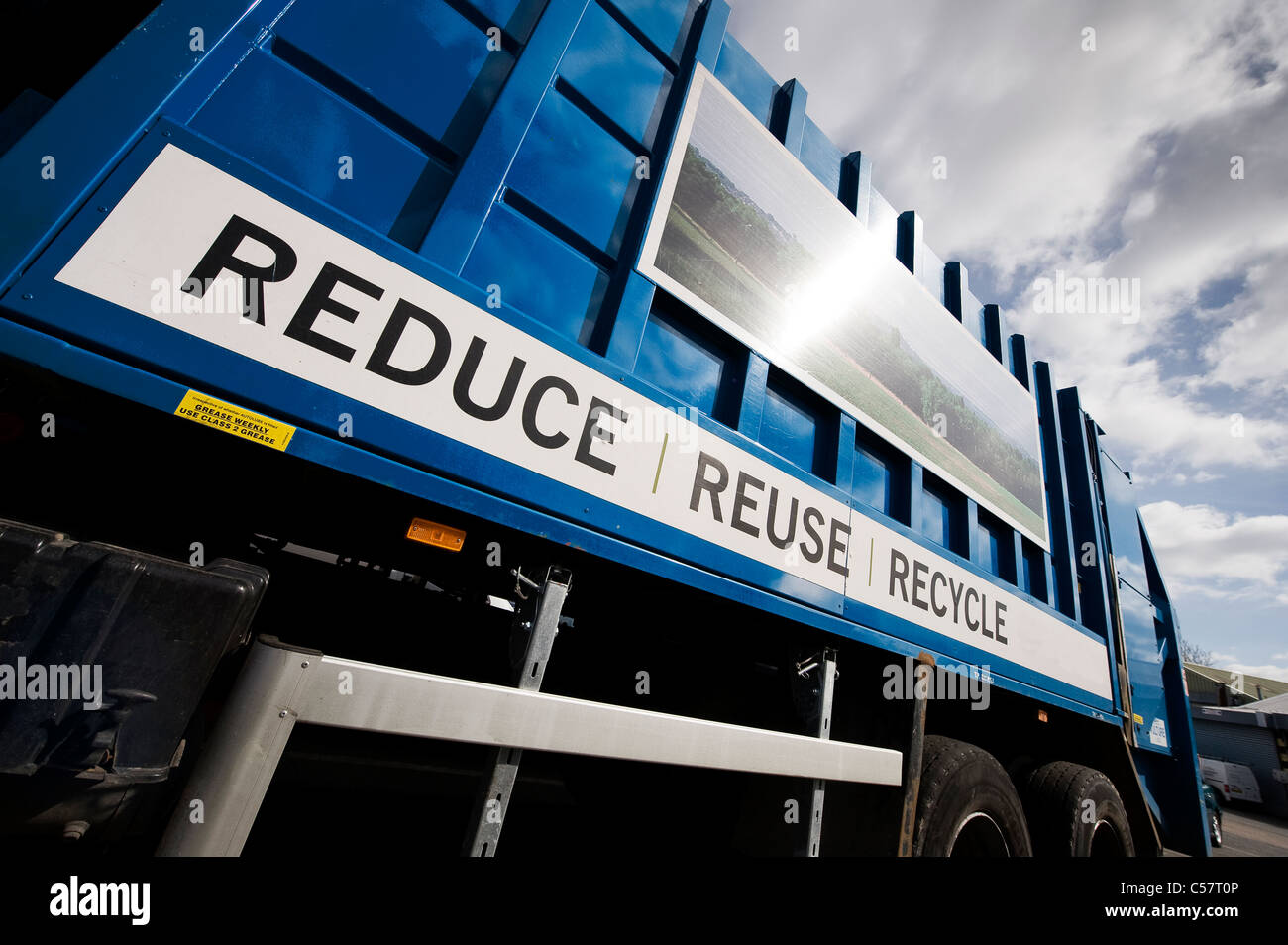Camion benne dans une rue de banlieue en Angleterre. Banque D'Images