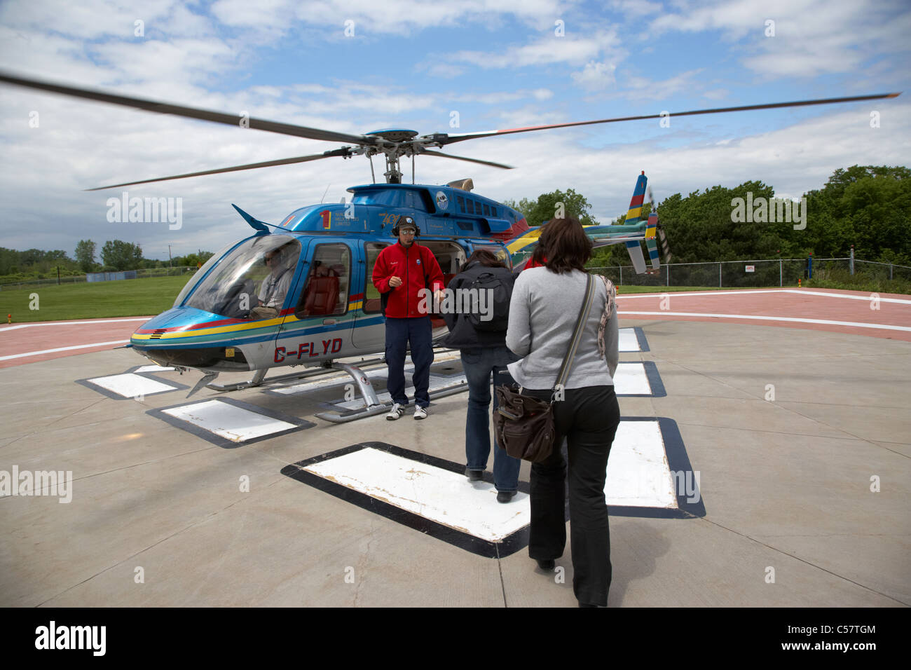 L'approche de touristes pour hélicoptère vol au-dessus des chutes du Niagara ontario canada Banque D'Images