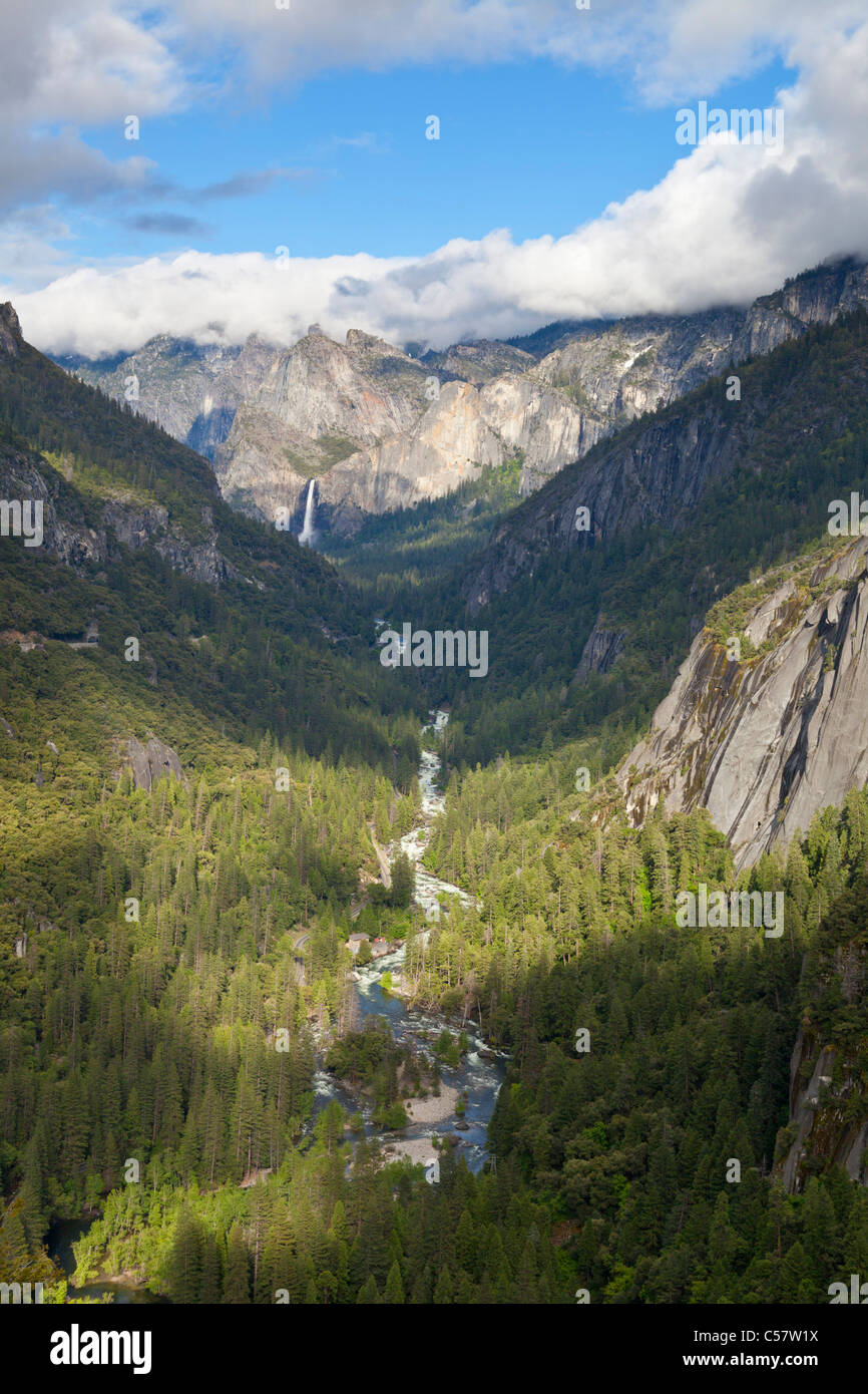 Bridal Veil Falls et la vallée Yosemite Yosemite National Park California usa Banque D'Images