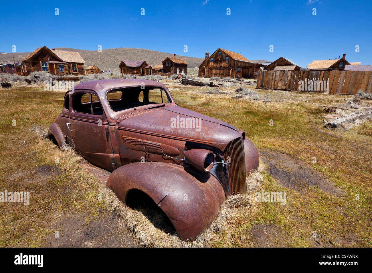 Voiture automobile de rouille dans la ville fantôme de Bodie Bodie State Historic Park California USA United States of America Banque D'Images