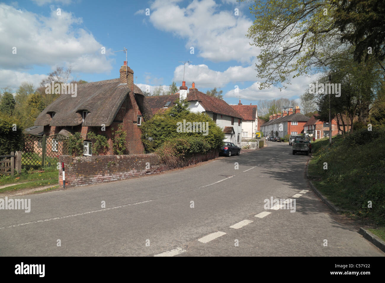Rue principale qui traverse le village d'Old Hampshire fondant, Basingstoke, Hampshire, Angleterre. Banque D'Images