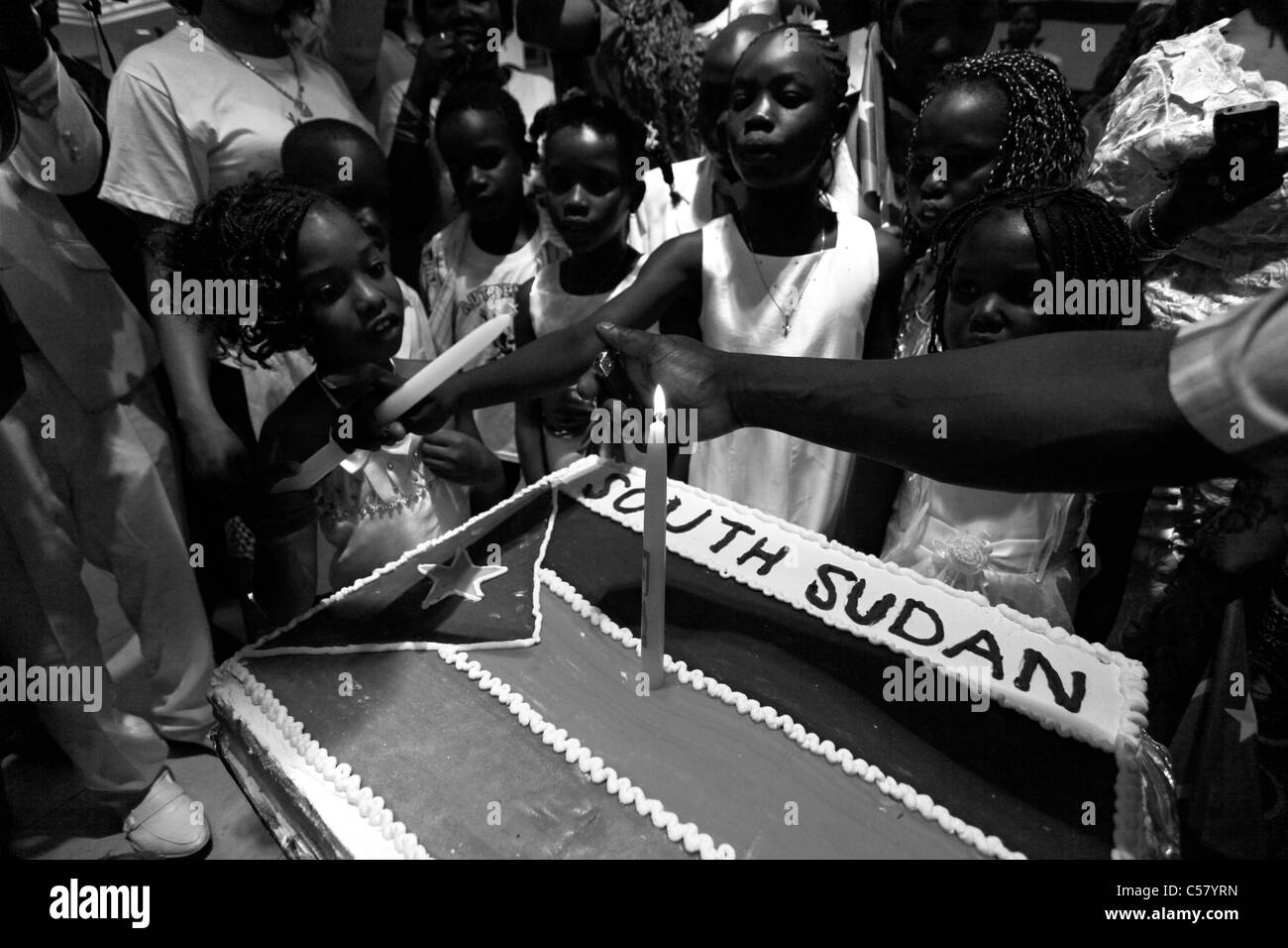 Enfants Soudanais du sud célébrer avec une République du Soudan du Sud au cours des célébrations de l'indépendance drapeau cake Banque D'Images