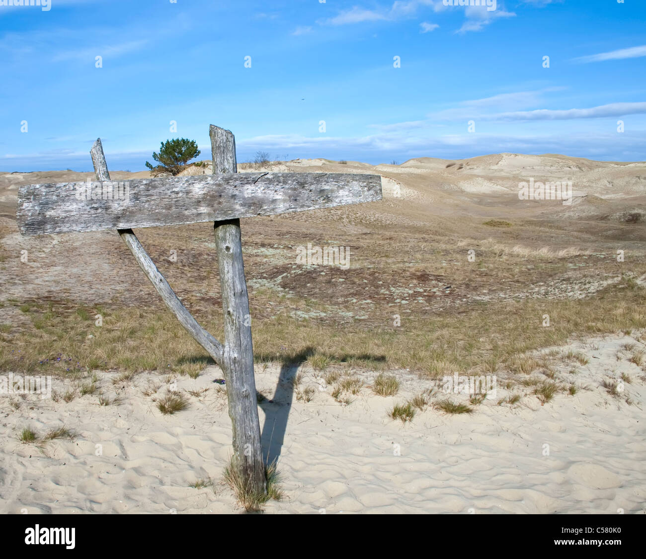 Panneau en bois dans beau paysage Banque D'Images