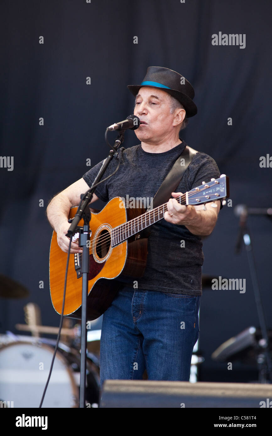 Paul Simon, le chanteur-compositeur et acteur sur la scène de la pyramide, Glastonbury Festival 2011, Somerset, Angleterre, Royaume-Uni. Banque D'Images