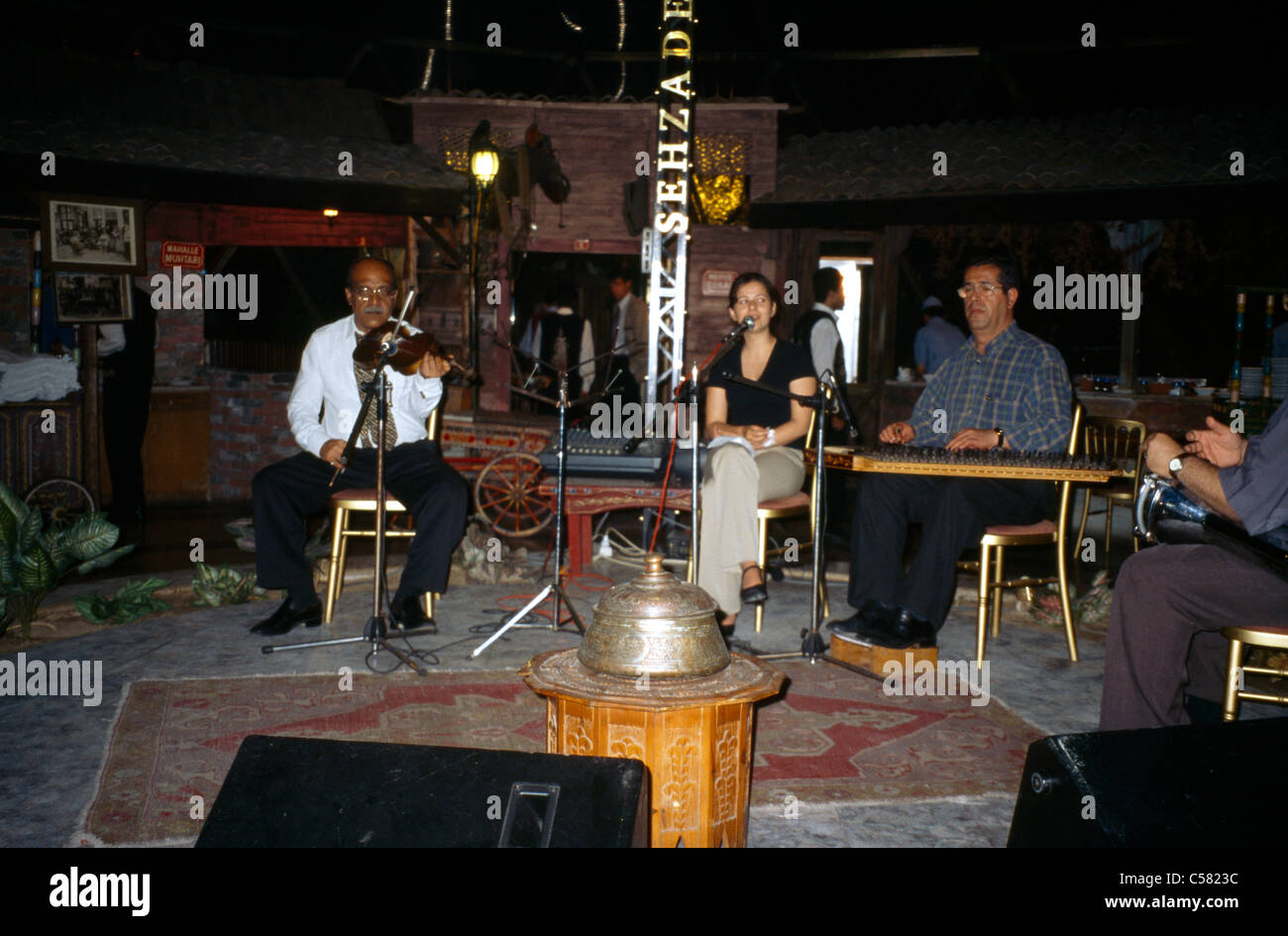 Istanbul Turquie musiciens traditionnels de restaurant Banque D'Images