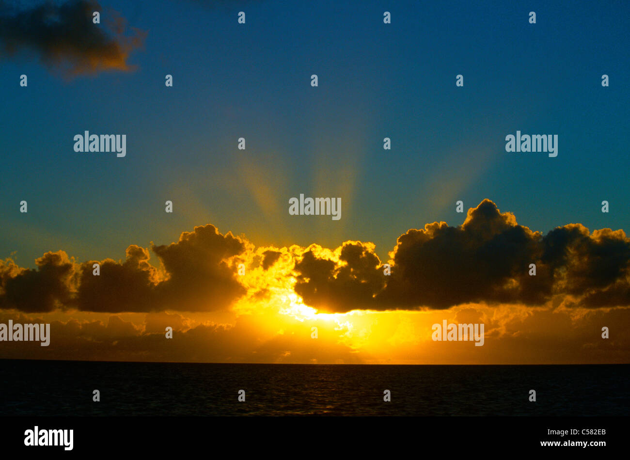 Bien au-dessus de la mer derrière les nuages St Kitts Banque D'Images