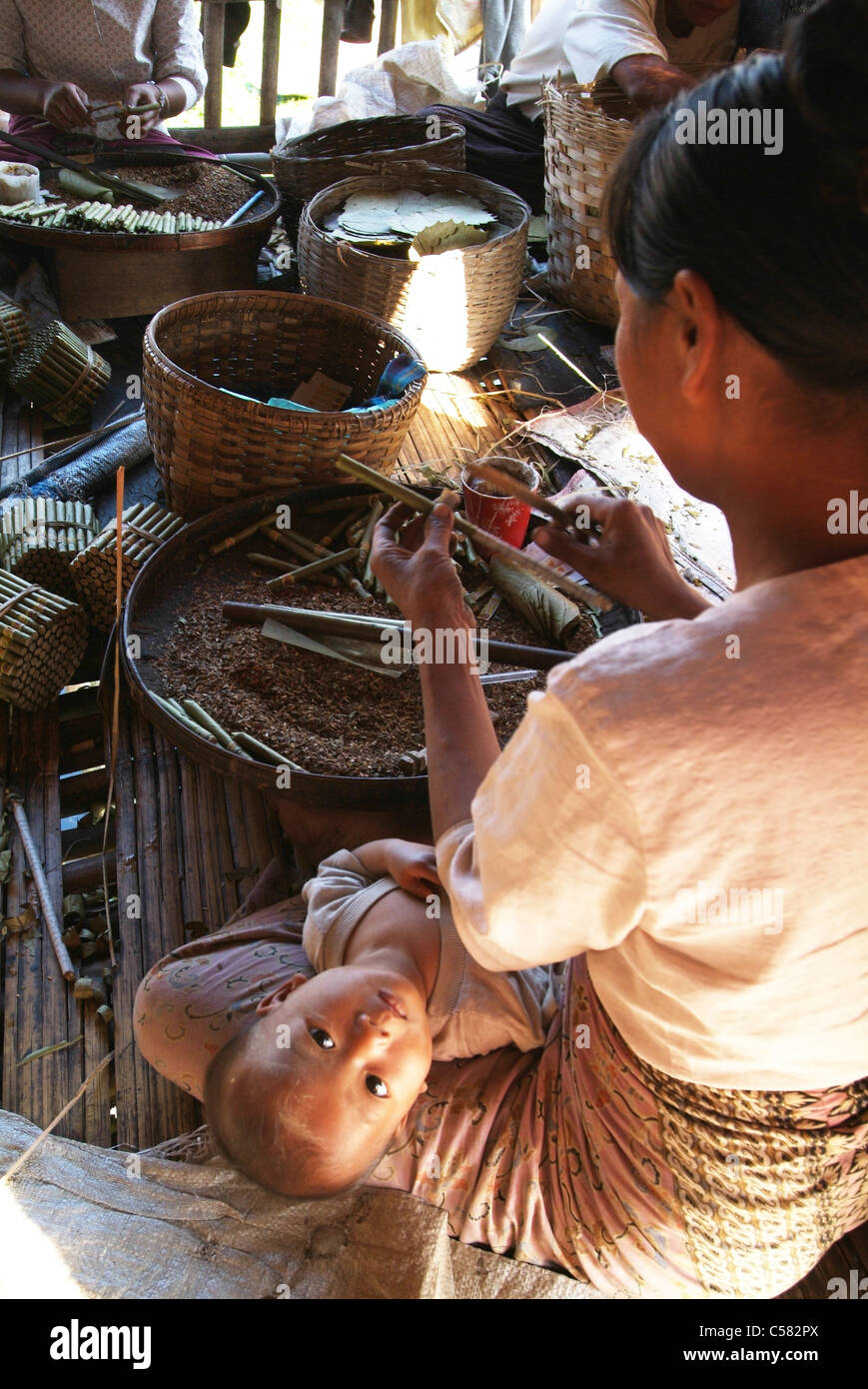 L'Asie, Birmanie, Myanmar, le lac Inle, femme, travail, industrie textile, enfant Banque D'Images