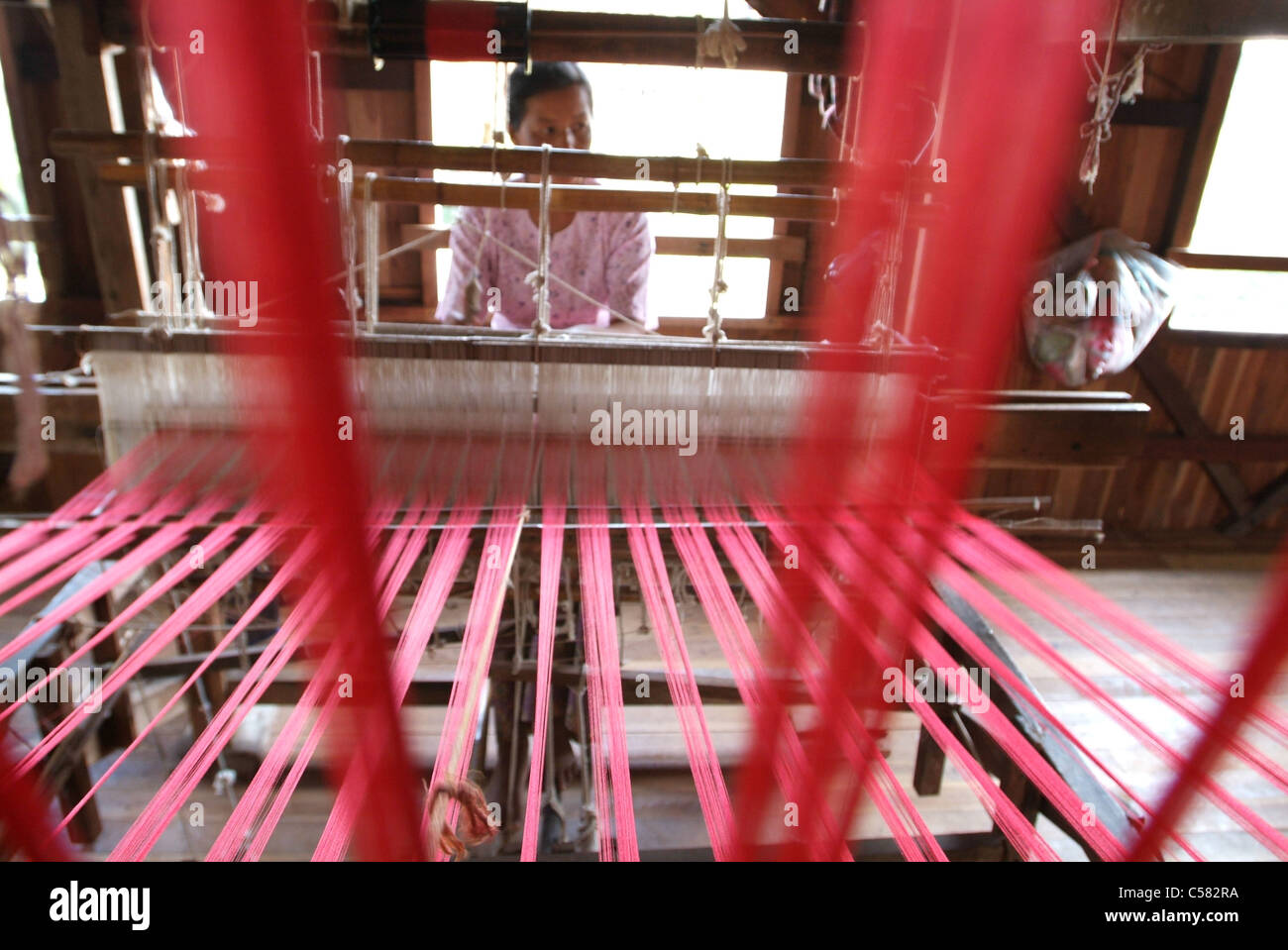 L'Asie, Birmanie, Myanmar, le lac Inle, Inpaw Khone, industrie textile, femme, travail, weave Banque D'Images