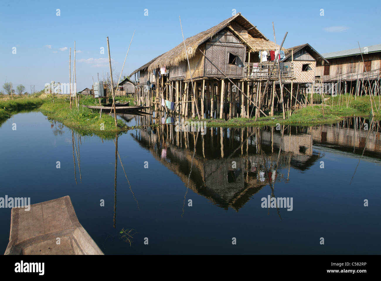 L'Asie, Birmanie, Myanmar, le lac Inle, Haspres Thauk, posts, canoe, cabane, de l'eau Banque D'Images