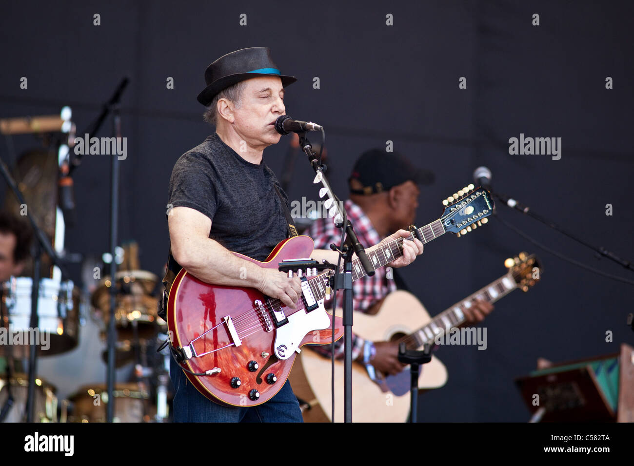 Paul Simon, le chanteur-compositeur et acteur sur la scène de la pyramide, Glastonbury Festival 2011, Somerset, Angleterre, Royaume-Uni. Banque D'Images