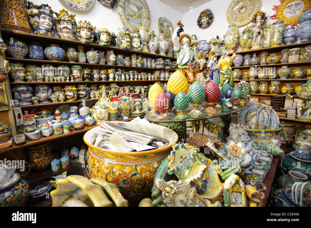 La céramique de Caltagirone dans une boutique, Sicile, Italie Banque D'Images