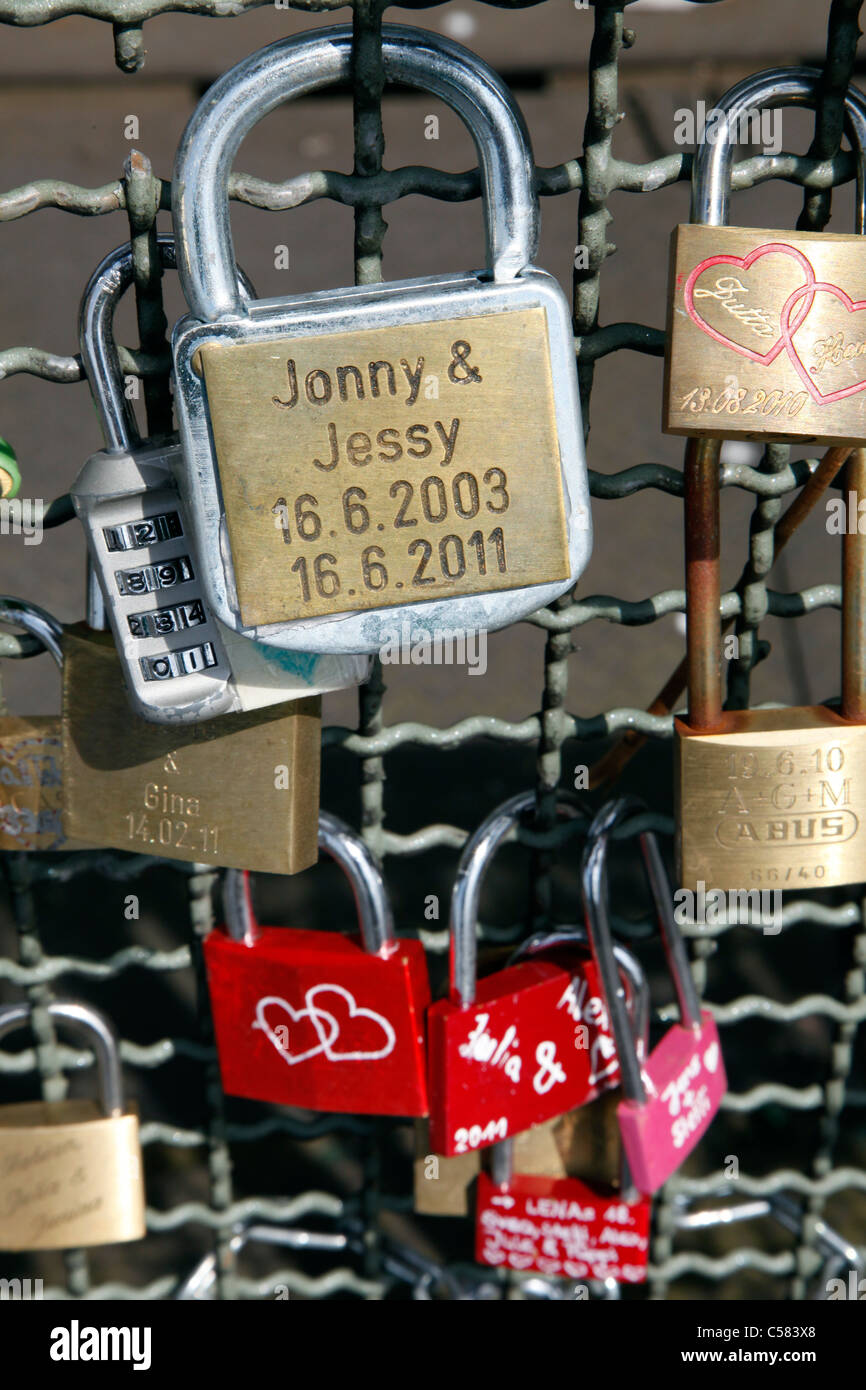 Les Hohenzollern bridge sur Rhin à Cologne, Allemagne. Accrocher les amateurs de cadenas avec leur nom sur elle, symbole d'amour éternel. Banque D'Images