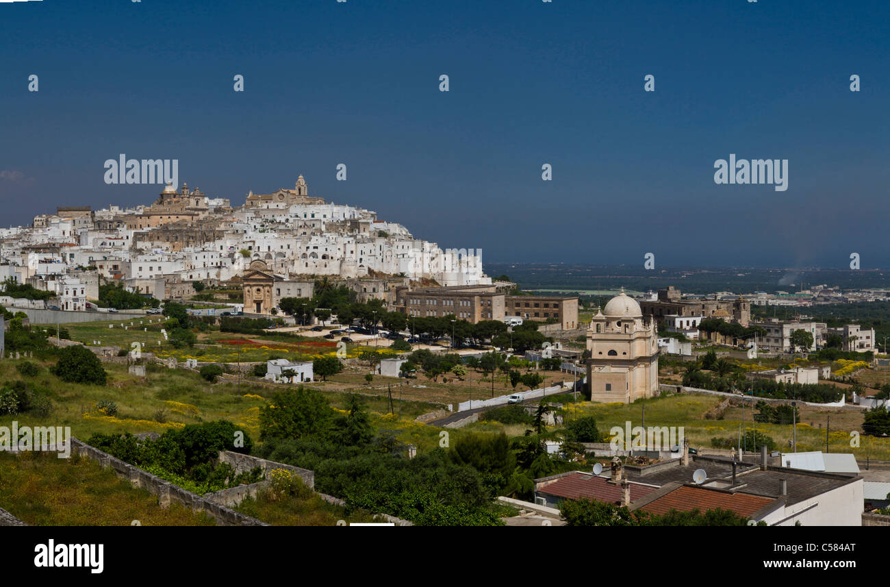 L'Italie, l'Europe, White, Ville, colline, Ostuni, Pouilles, maison, printemps, montagnes, collines, Banque D'Images