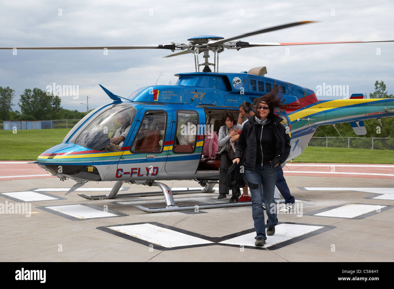 Les touristes à la sortie après le vol en hélicoptère au-dessus des chutes du Niagara ontario canada Banque D'Images