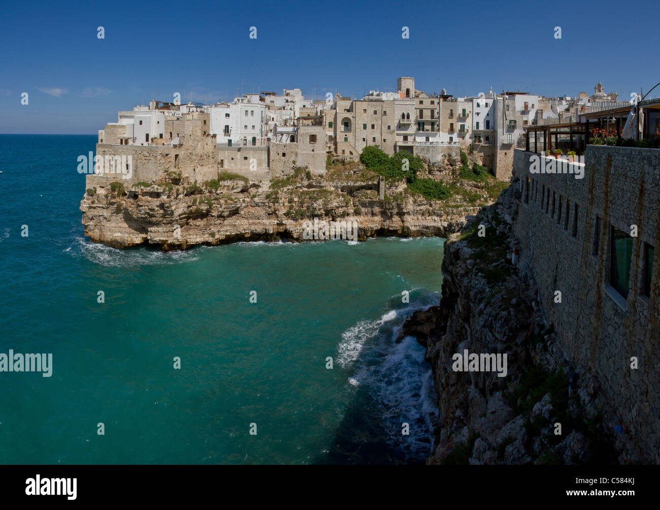 L'Italie, l'Europe, le village, sur le dessus, côte rocheuse, Polignano, Pouilles, ville, village, l'eau, le printemps, la mer, Banque D'Images