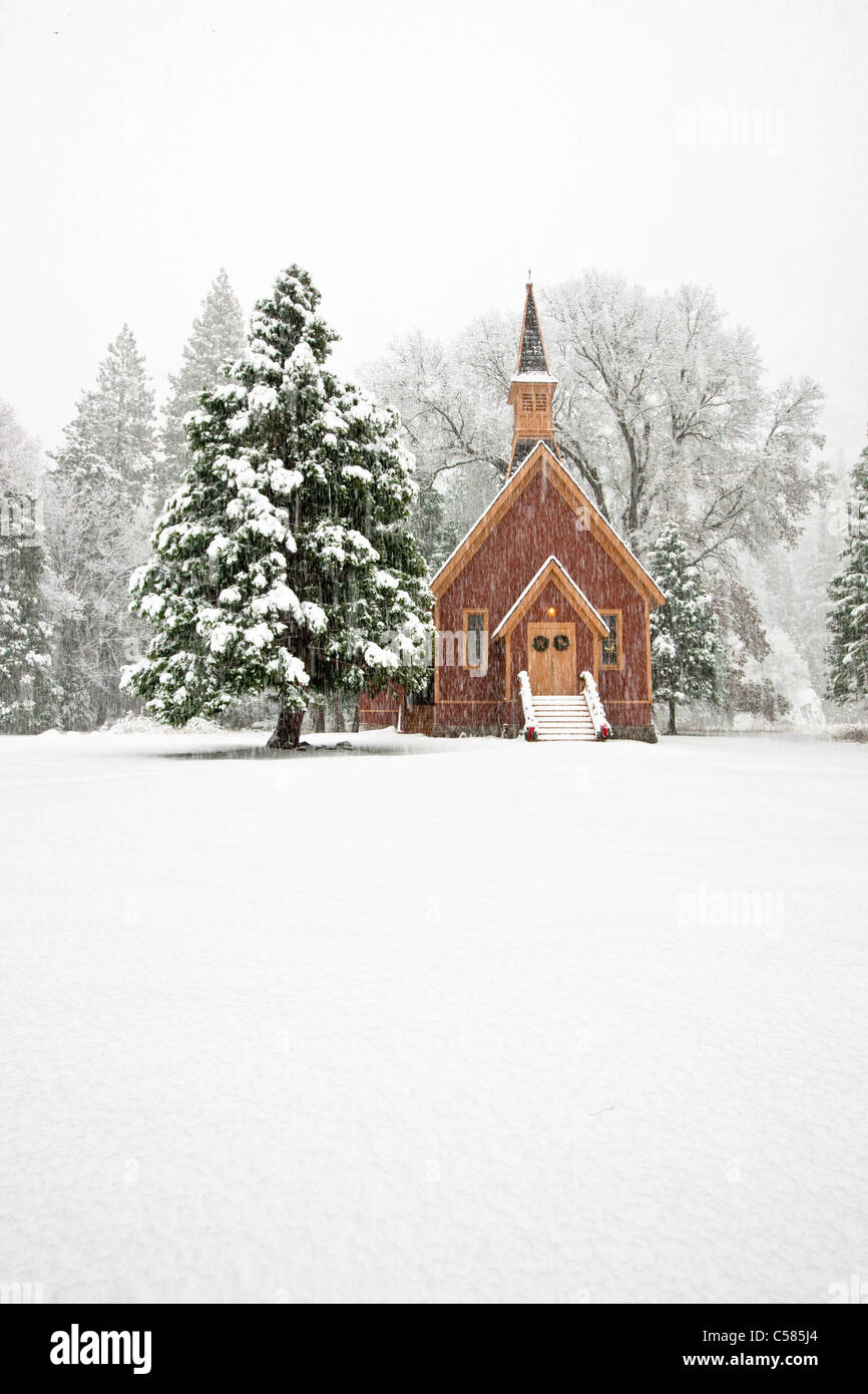 La Vallée Yosemite chapelle ornée de décorations de Noël lors d'une tempête de neige - Yosemite National Park, Californie Banque D'Images