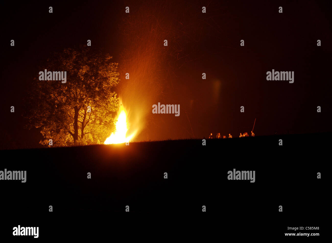 Le feu, Feuer, feu de camp, fête nationale, feu, chaleur, lumière, rouge, orange, agrément, une étincelle, étincelles, flammes, flare, flammes, bla Banque D'Images