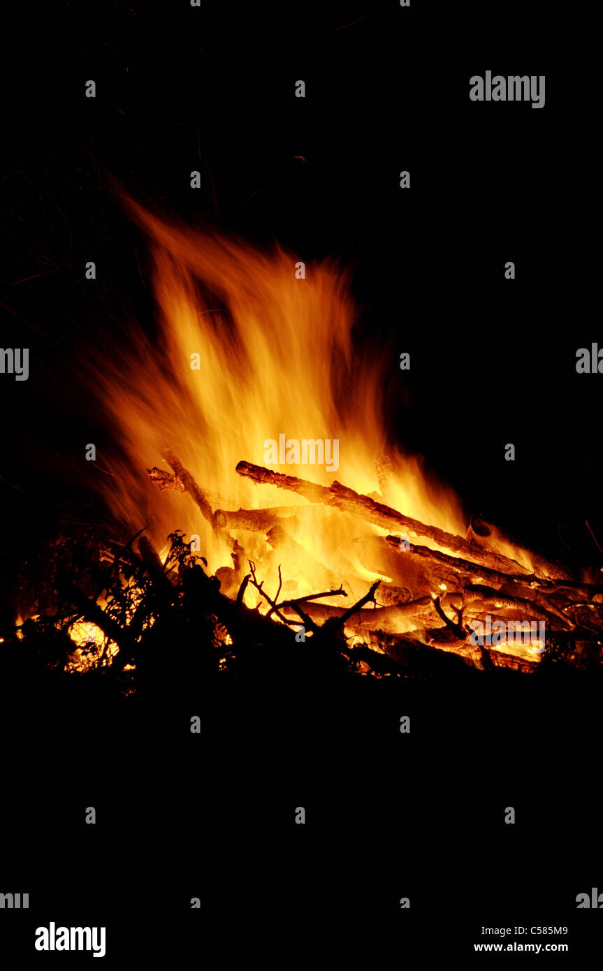 Le feu, Feuer, feu de camp, fête nationale, feu, chaleur, lumière, rouge, orange, agrément, une étincelle, étincelles, flammes, flare, flammes, bla Banque D'Images