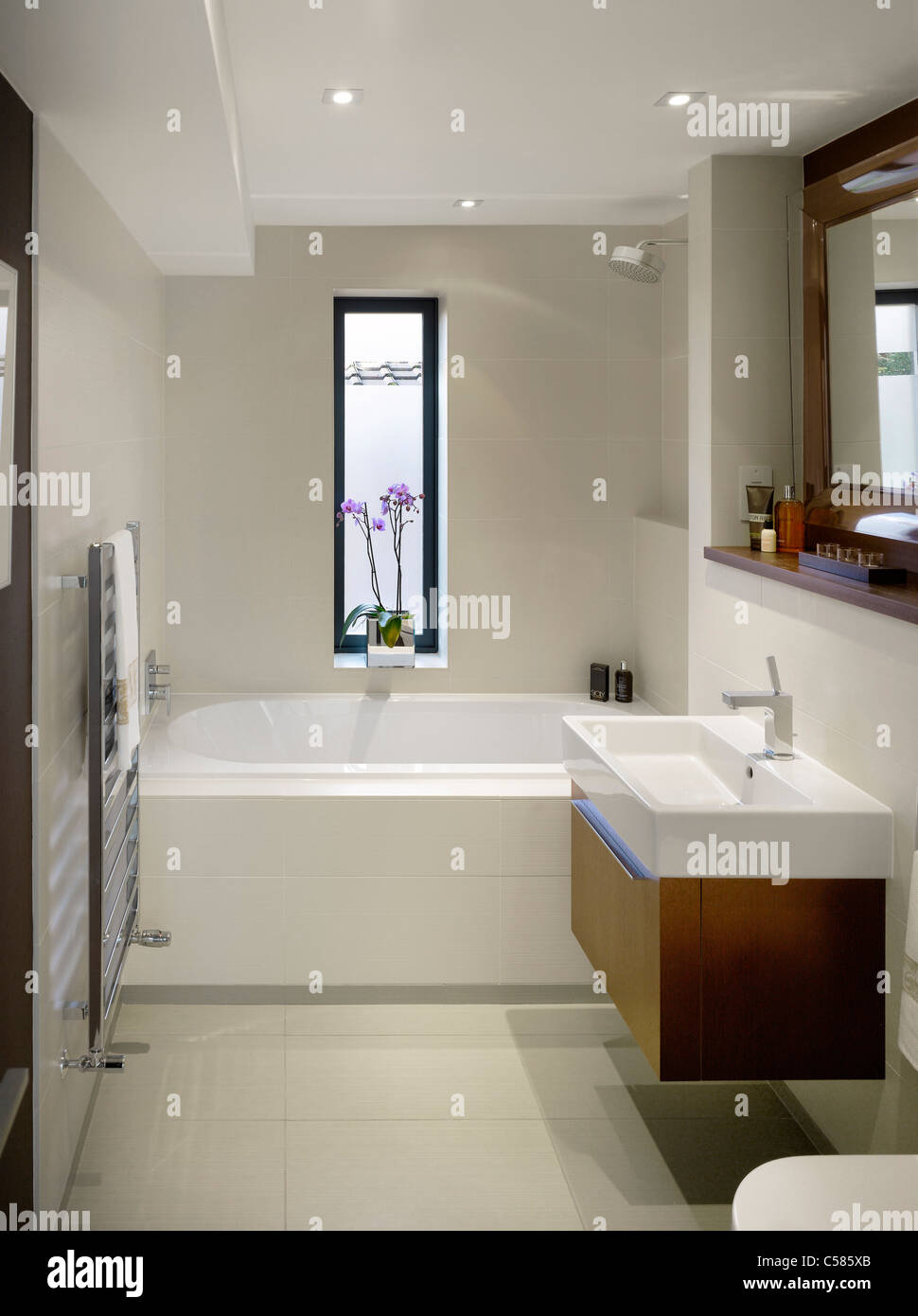 Blanc moderne salle de bains privative avec bassin rectangulaire, maison privée, Worsley Banque D'Images