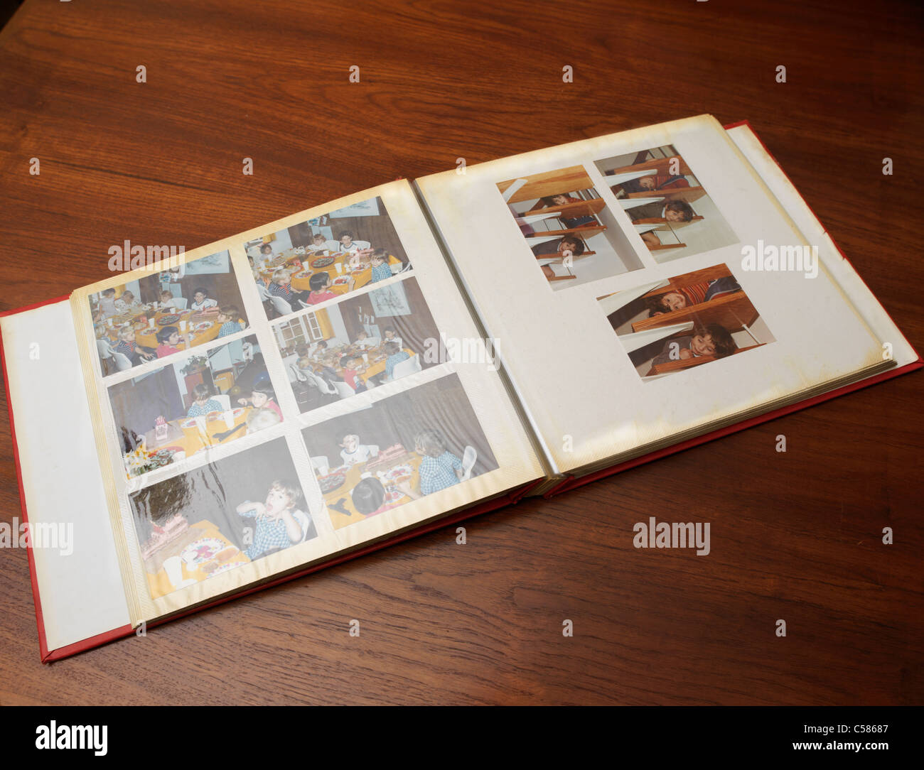 Album photo ouvert vieilli avec pages vierges Photo Stock - Alamy