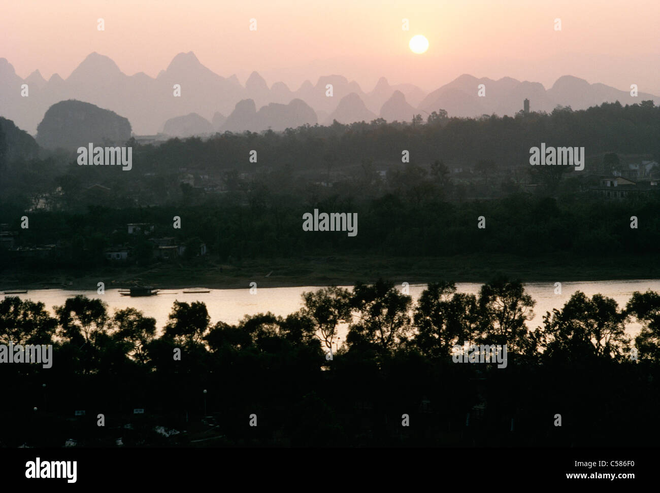 L'aube sur les montagnes de Guilin, Chine, vu de l'autre côté de la rivière Li (Lijiang River). Décembre 1982 Banque D'Images