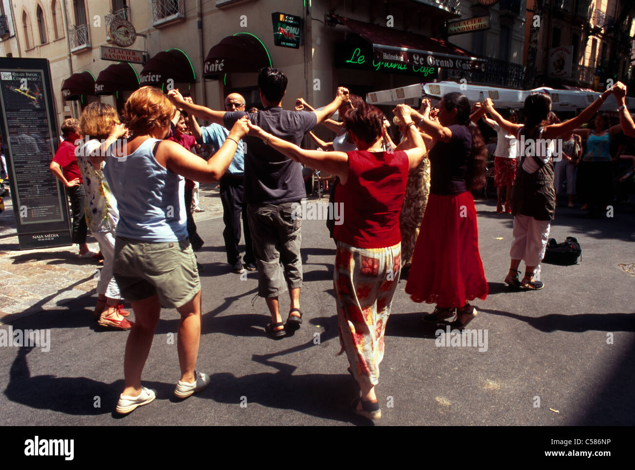Ceret France Languedoc-Roussillon Festival de la Sardana Danse Folklorique danse la sardane de la concurrence dans la rue Banque D'Images