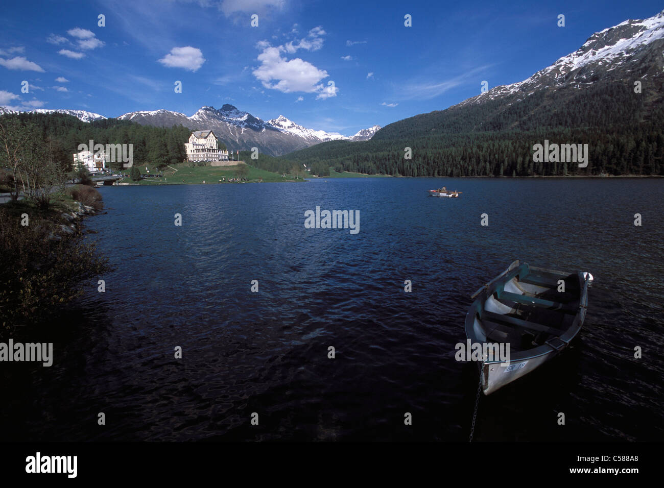 Bleu, été, lac, paysage, Saint Moritz, Suisse, Europe, Grisons, Grisons, aviron, barque, bateau, hôtel, pêcheur Banque D'Images