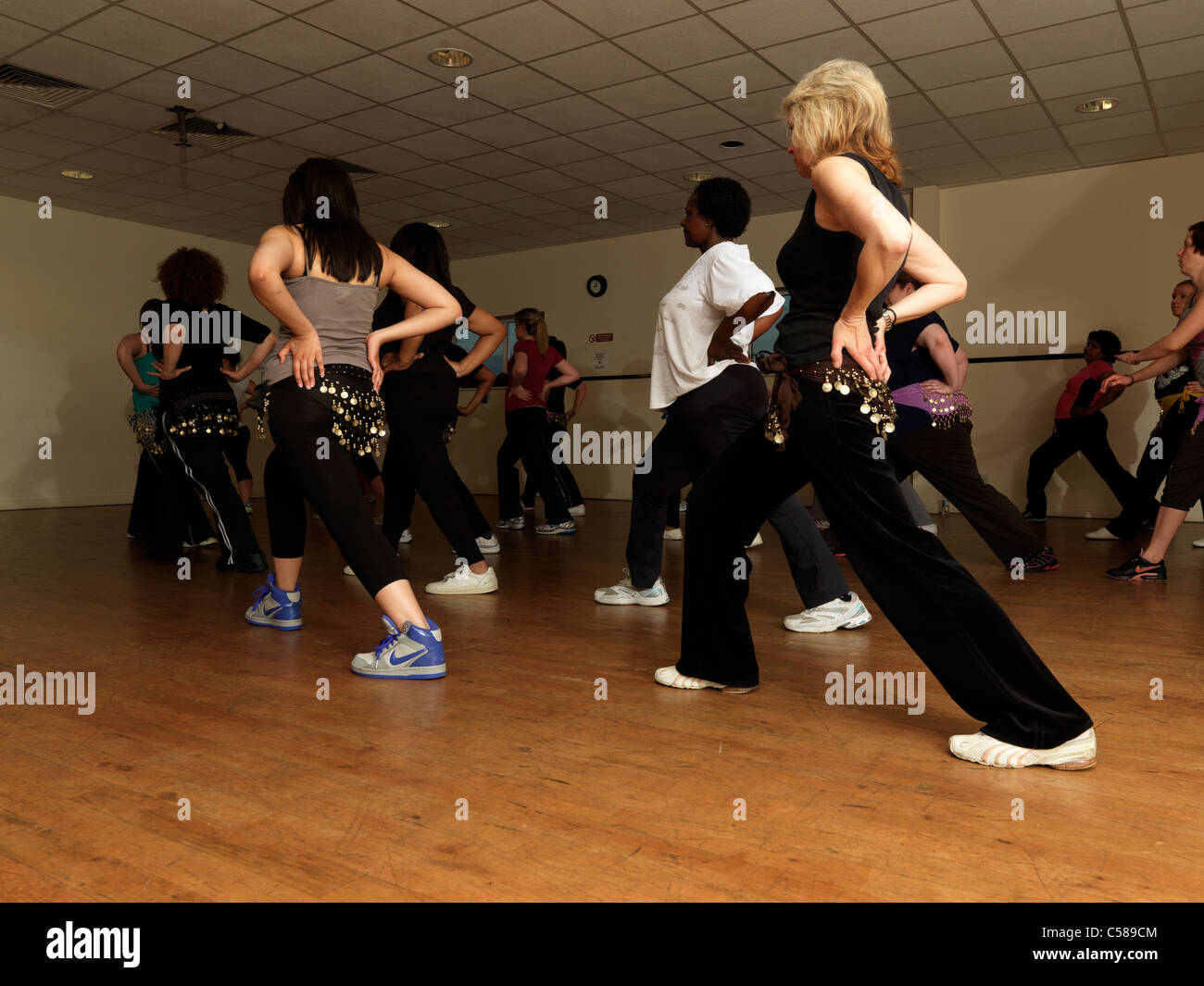 La Zumba Dance Fitness Class Femmes portant de la danse du ventre Ceinture  fléchée Photo Stock - Alamy