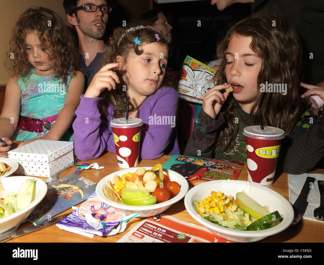 Des Anniversaires Dans Les Jeunes Filles De Manger Pizza Hut Photo Stock Alamy