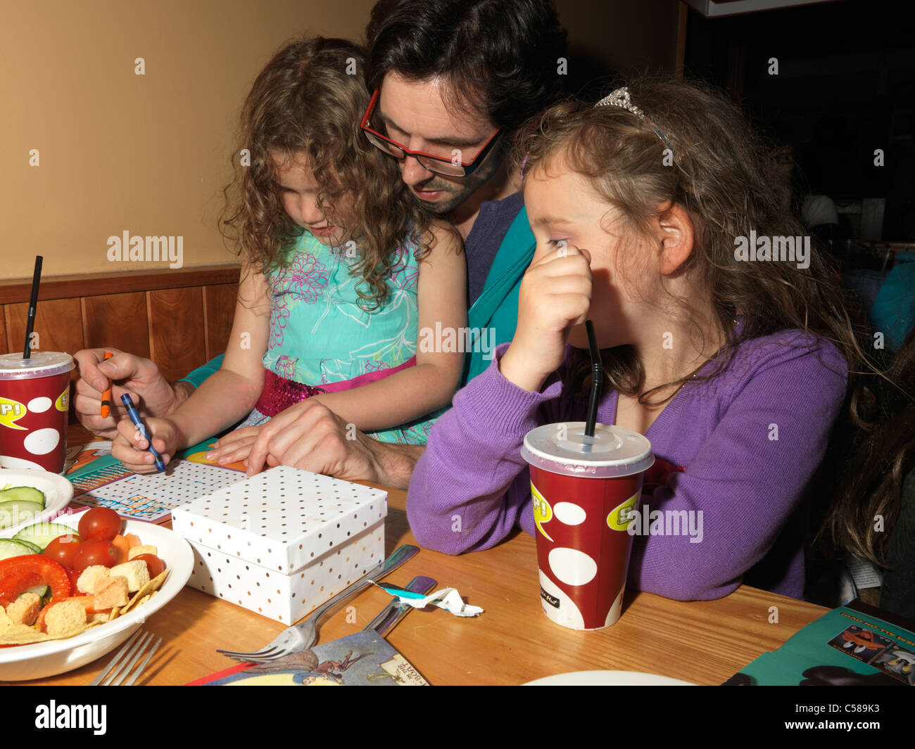 Pere Et Filles A Une Fete D Anniversaire De L Enfant Dans Un Pizza Hut Photo Stock Alamy