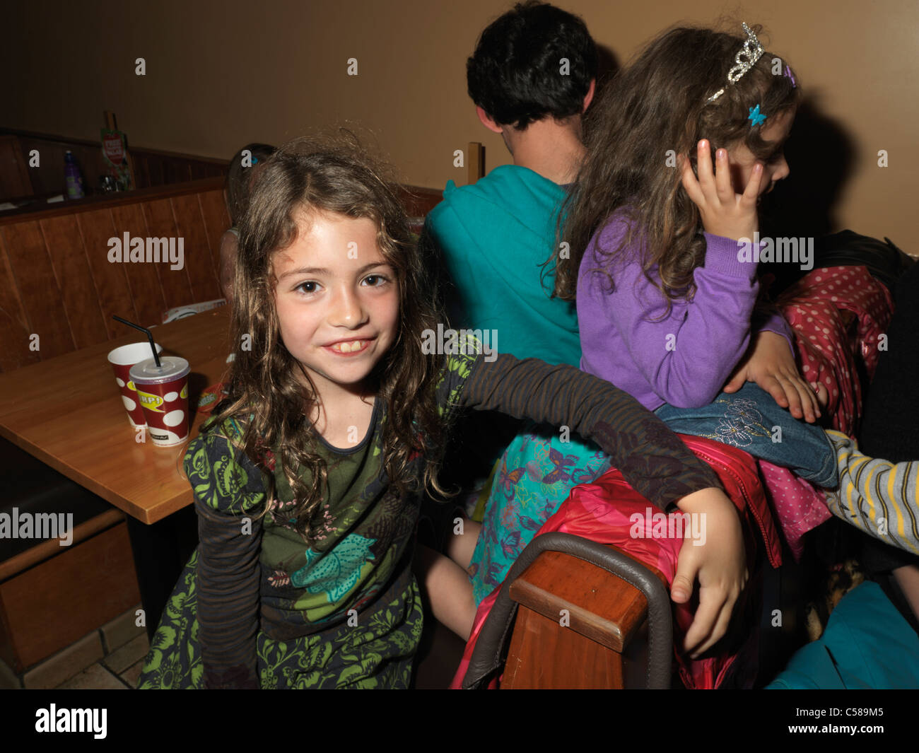 Des Anniversaires Dans Les Jeunes Filles De Manger Pizza Hut Photo Stock Alamy