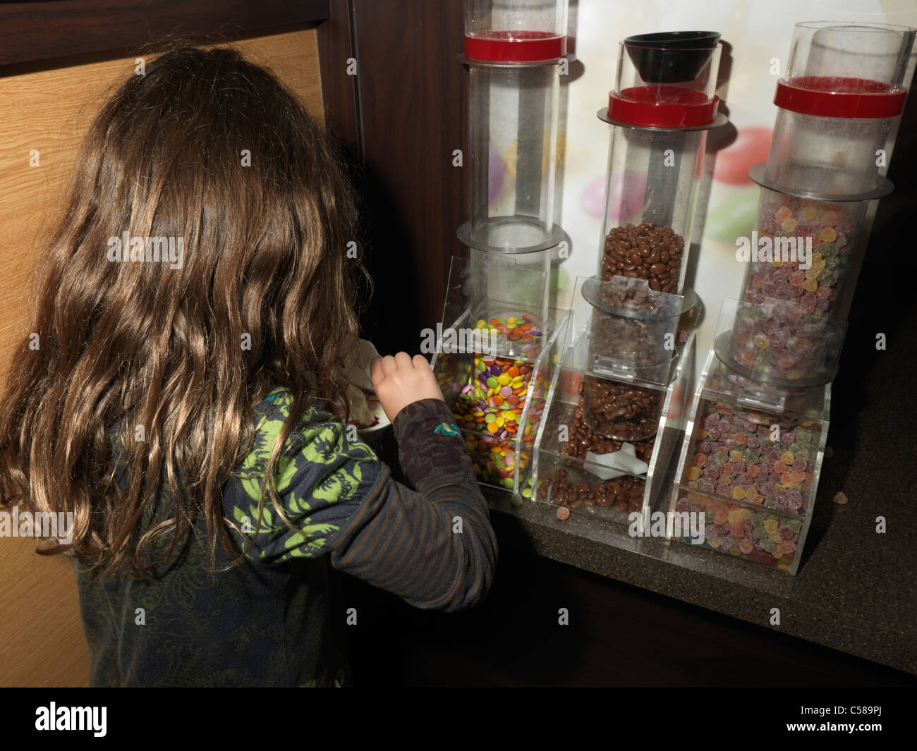 Des Anniversaires Dans Un Pizza Hut Girl Puting Nappages Au Chocolat Sur La Creme Glacee Photo Stock Alamy