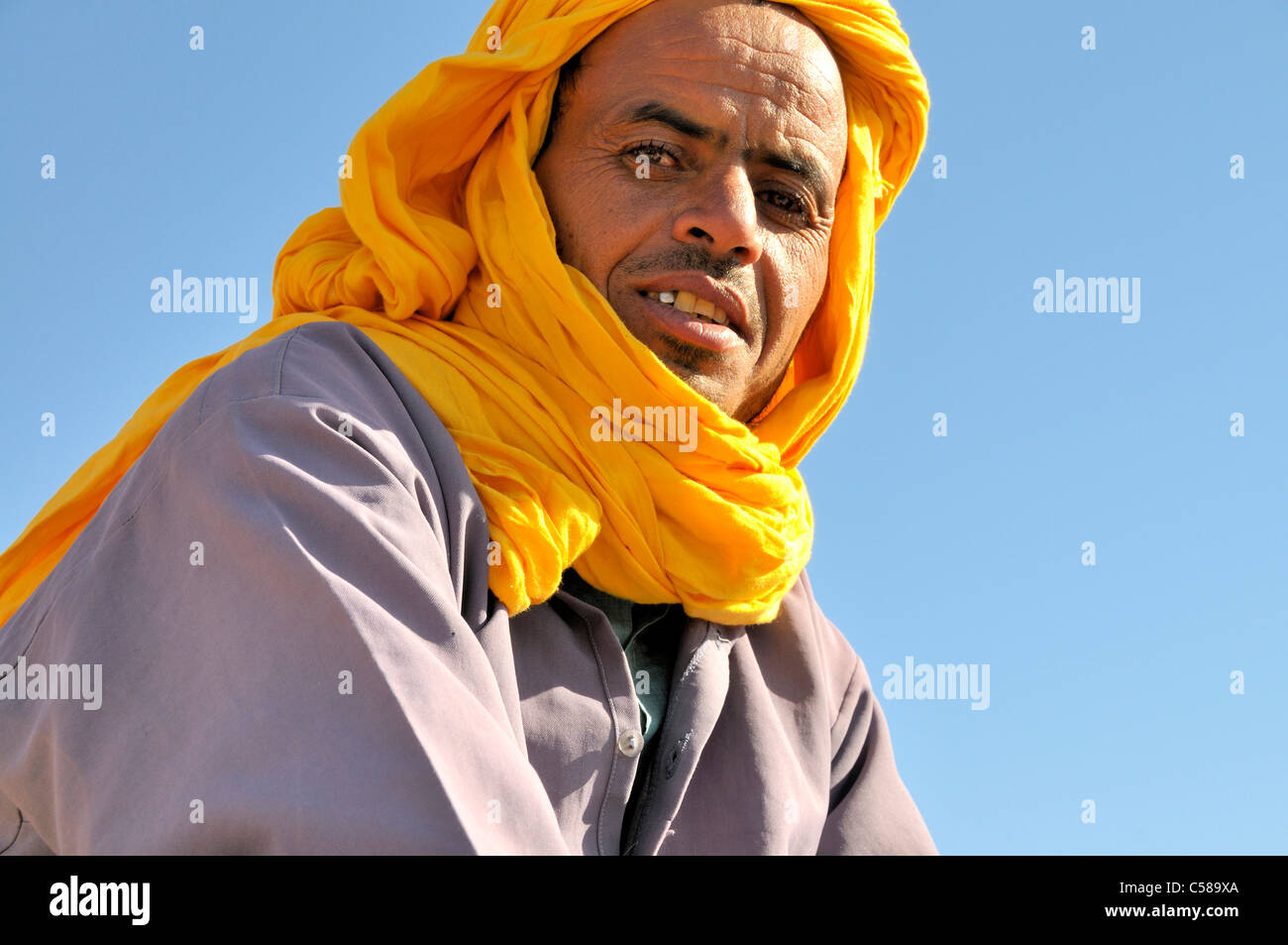 L'Afrique, Maroc, Maghreb, Afrique du Nord, de l'erg Chebbi, désert, Sahara, sable, homme, Berbères, portrait, Litham, turban Banque D'Images