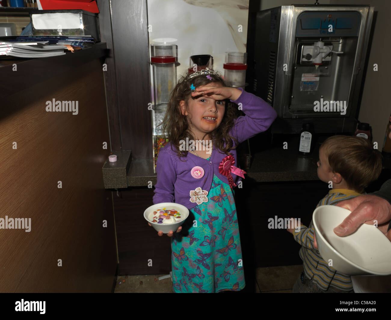 Des Anniversaires Dans Un Pizza Hut Girl Holding Ice Cream Dans Un Bol Avec Des Garnitures Au Chocolat Photo Stock Alamy