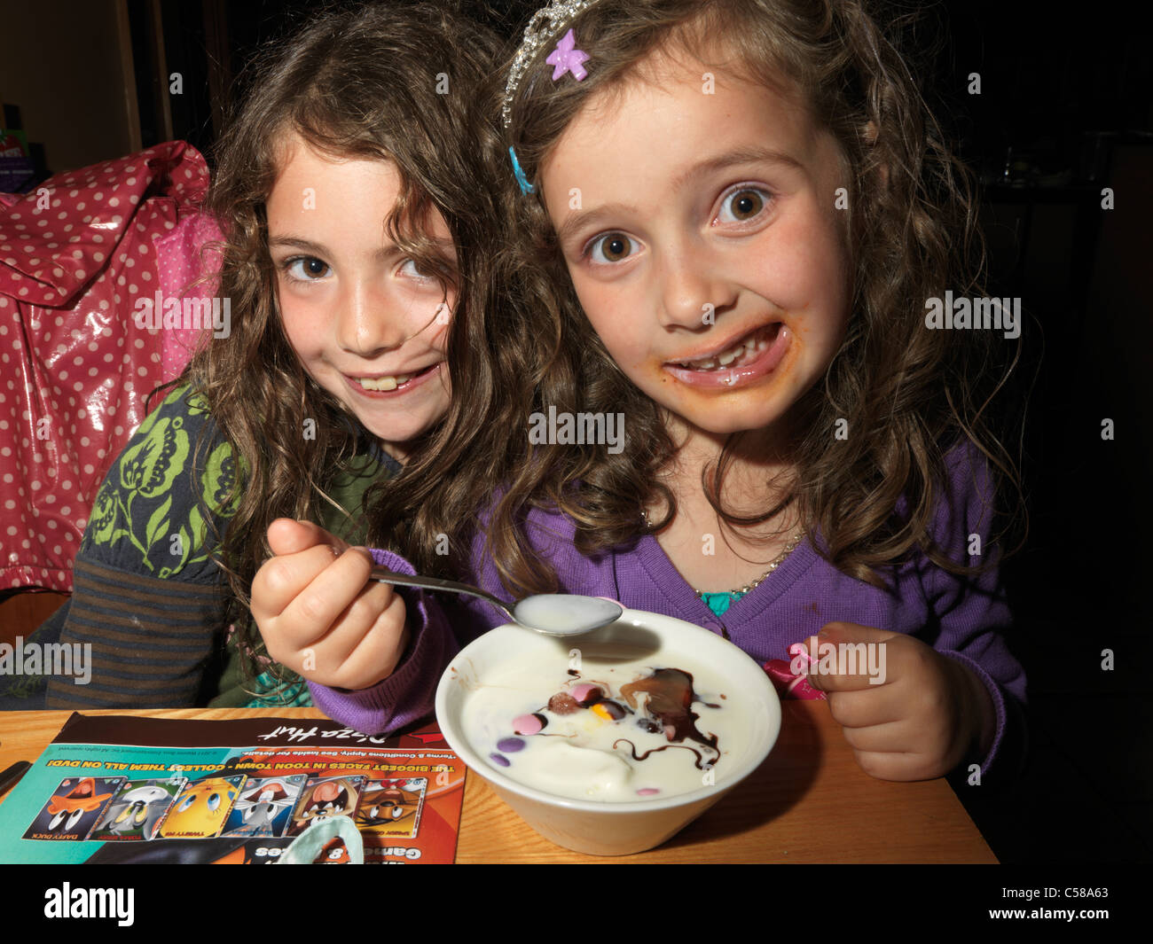 Des Anniversaires Dans Les Jeunes Filles De Manger Pizza Hut Photo Stock Alamy