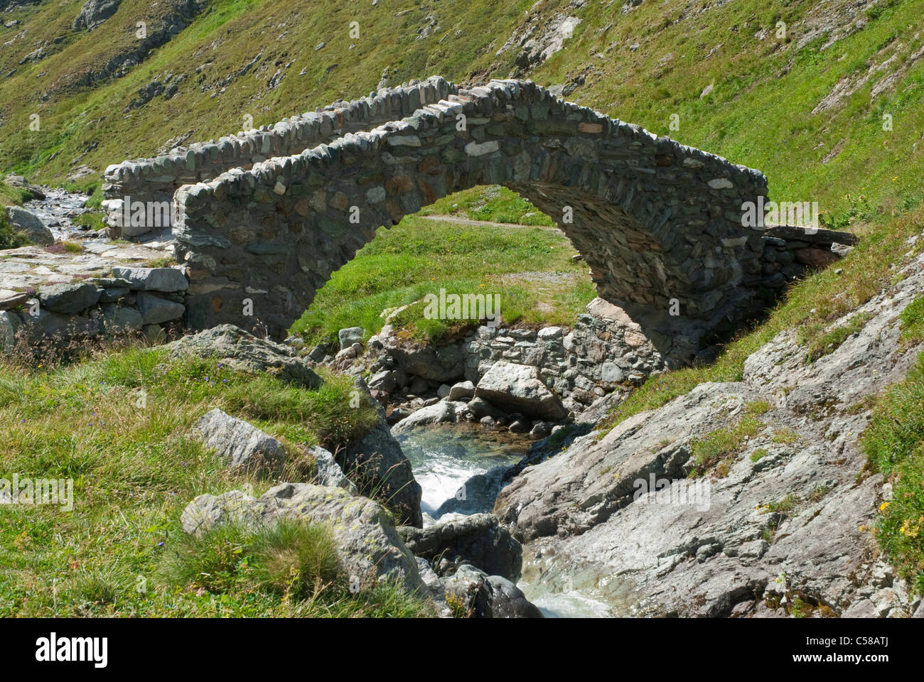 Aua da Sett, Bergell, Val Bregaglia, sentier de montagne, pont en arc, pont, France Alpes, conservation des monuments et histor Banque D'Images