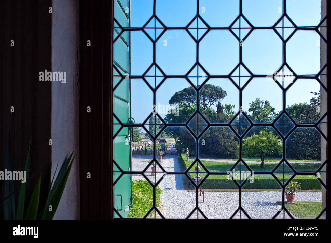 L'Italie, Vénétie, Fanzolo di Vedelago, le jardin vu depuis depuis une fenêtre de la Villa Emo, architecte Andrea Palladio. Banque D'Images