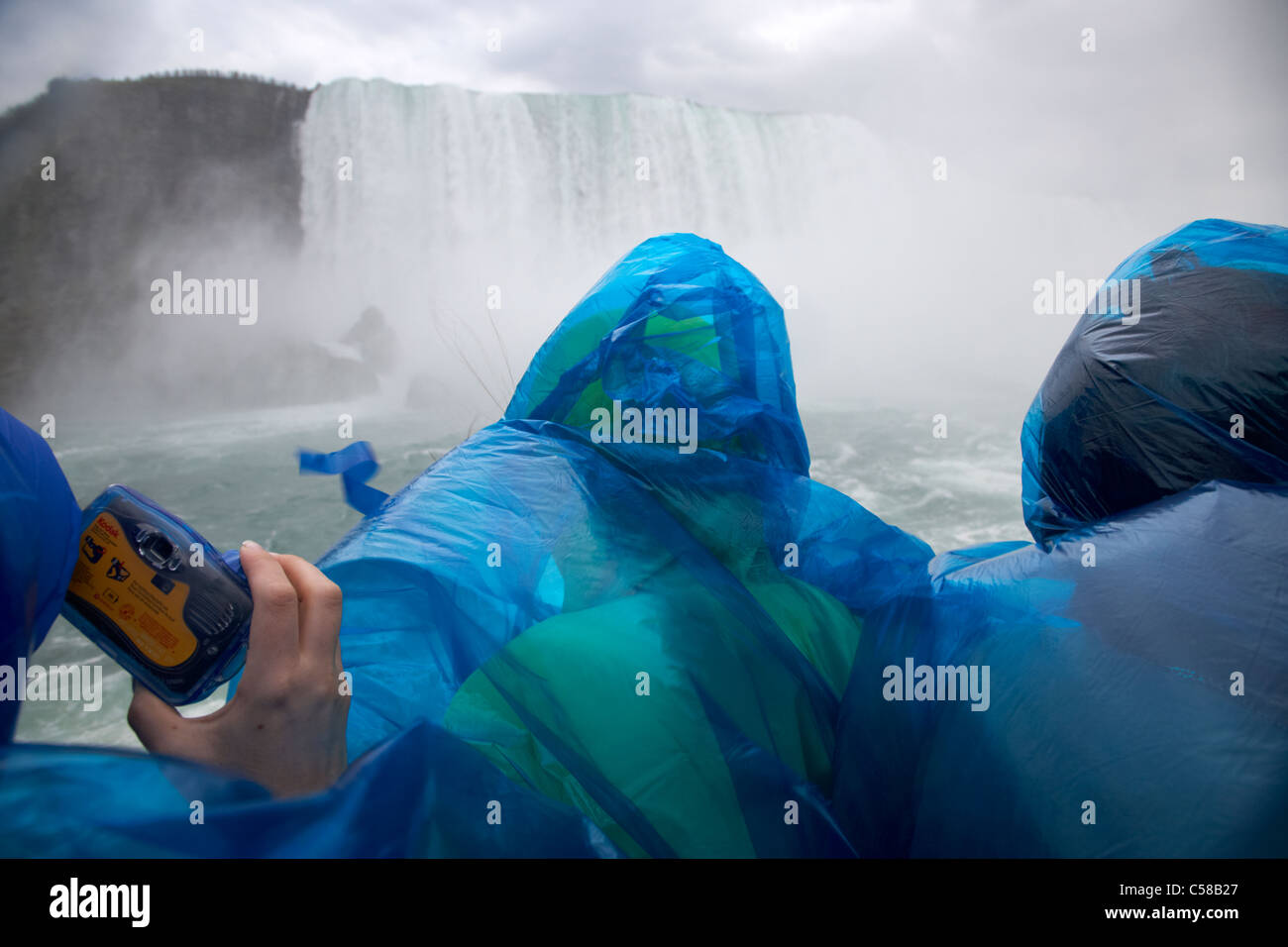 Les touristes se mouiller dans des ponchos imperméables en plastique bleu sur le Maid of the Mist à niagara falls ontario canada Banque D'Images