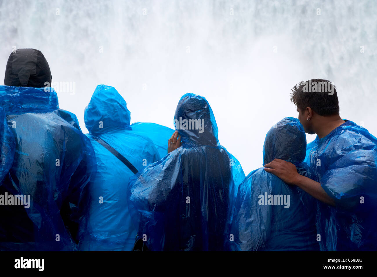Les touristes se mouiller dans des ponchos imperméables en plastique bleu sur le Maid of the Mist à niagara falls ontario canada Banque D'Images