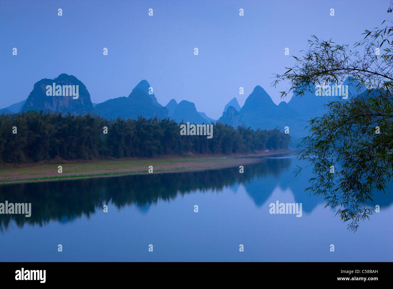 Rivière Li, Chine, Asie, rivière, écoulement, aube, montagne, paysage karstique, karst, bambou, réflexion Banque D'Images